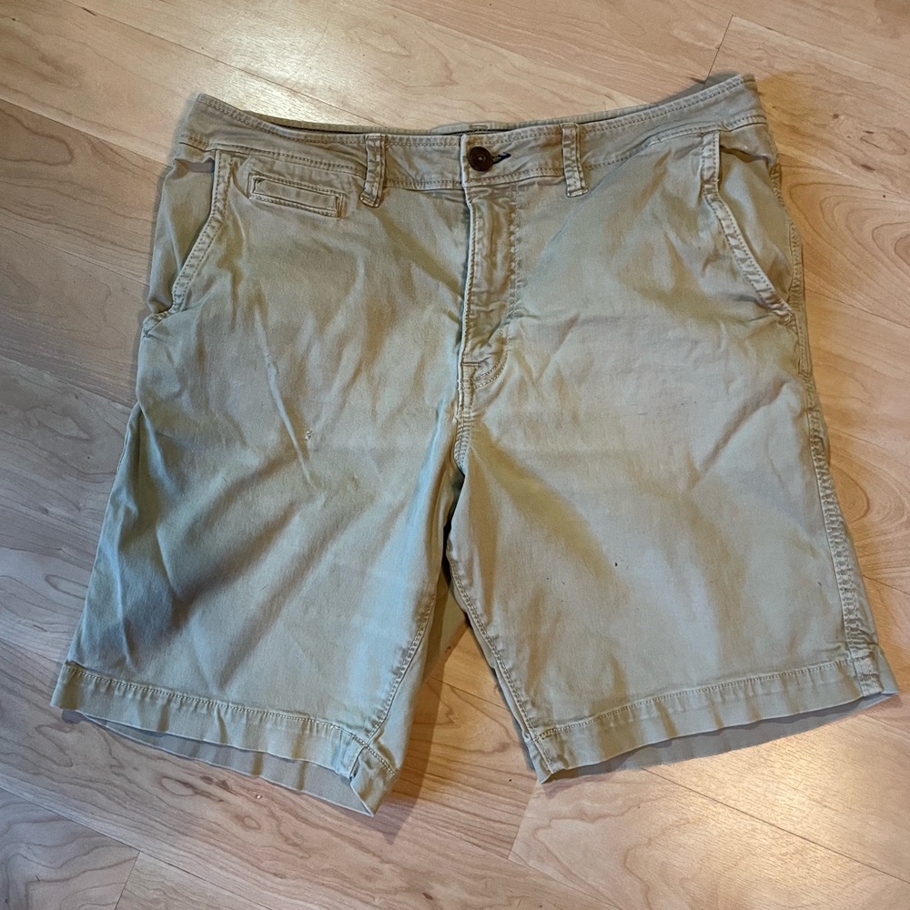 US 36 American Eagle Outfitters Men’s Khaki Shorts